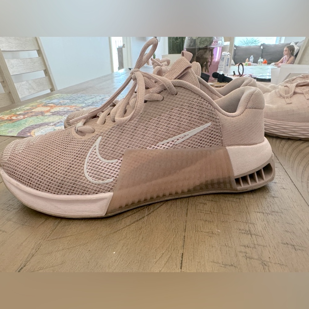 Nike Women’s Metcon 9. Size 8 Blossom Pink/Oxford color way.